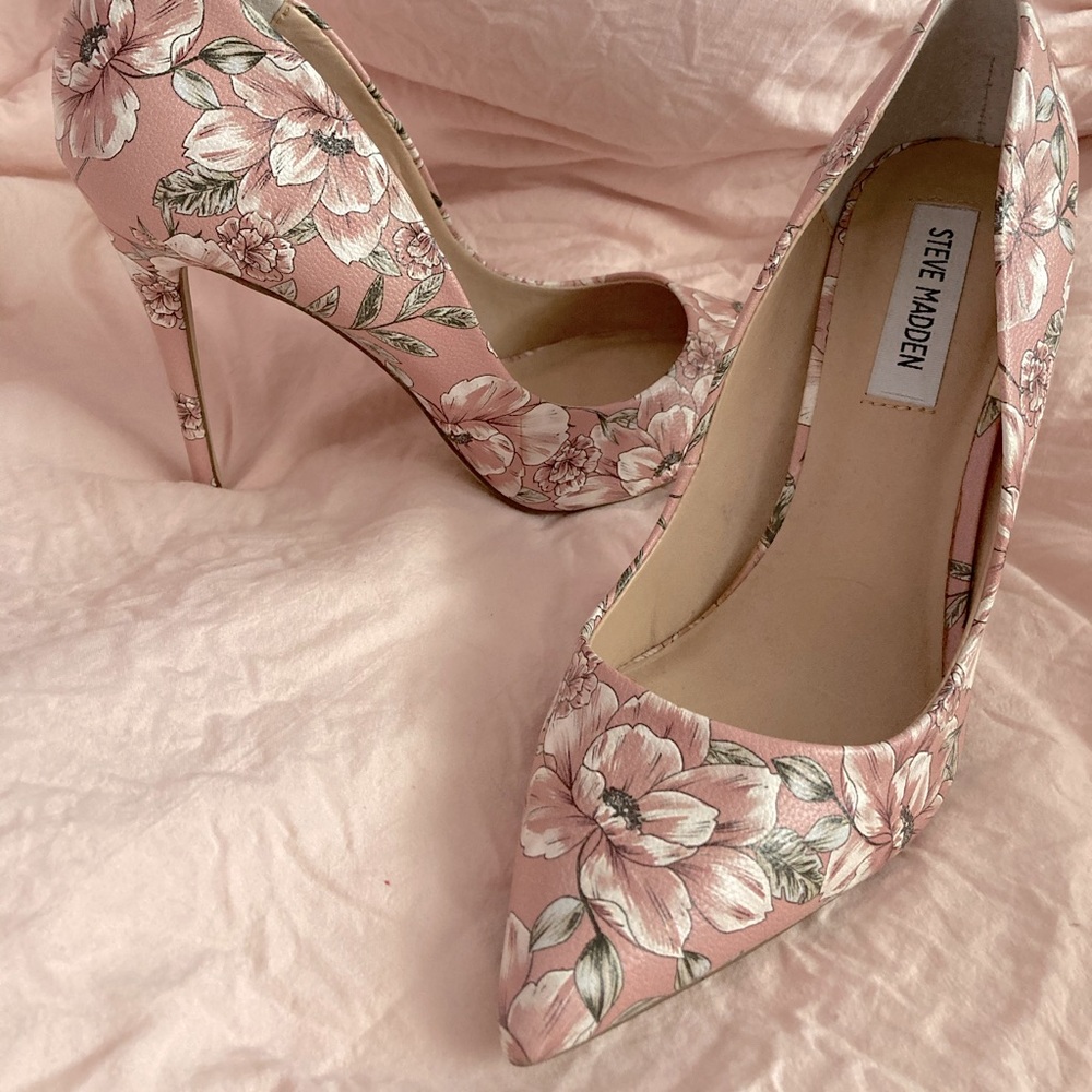 4 1/2” Flower pattern heal by Steve Madden